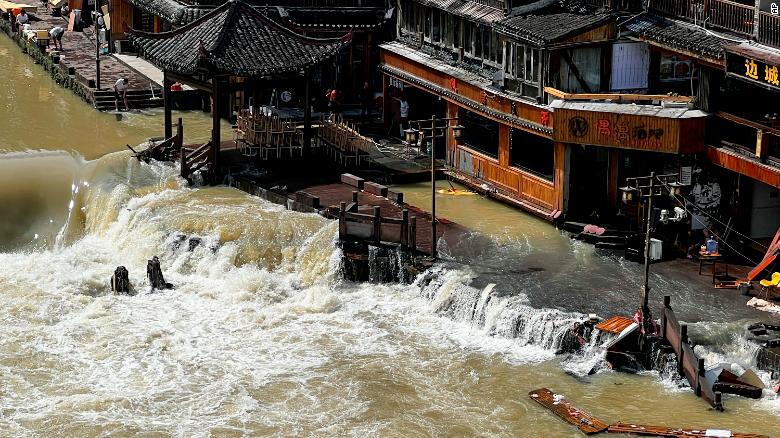 Nước lũ quét qua Phượng Hoàng cổ trấn ở tỉnh Hồ Nam, miền Trung Trung Quốc vào ngày 4/6.