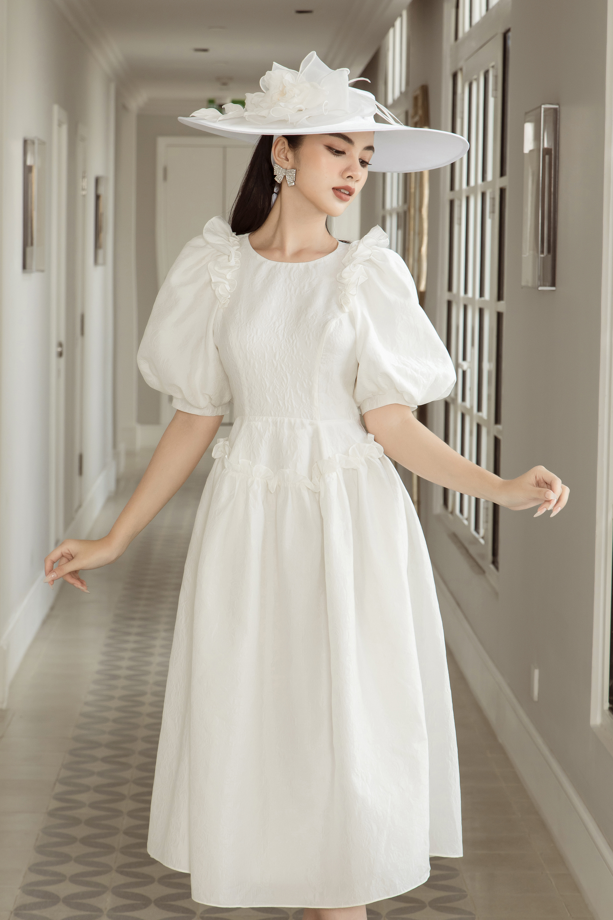 Khác với các gam màu khác, sắc trắng luôn có sức sống mãnh liệt trong thời trang và là hiện thân của vẻ đẹp không tuổi trong ngành. Trong năm nay, sải bước trên các thảm đỏ của loạt liên hoan phim, không ít người đẹp như Zendaya, Uma Thurman… cũng yêu thích diện sắc trắng.