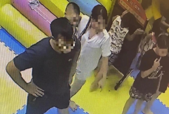 Người đàn ông mặc bộ đồ đen được cho là có hành vi đánh bé gái 4 tuổi (Ảnh cắt từ clip).