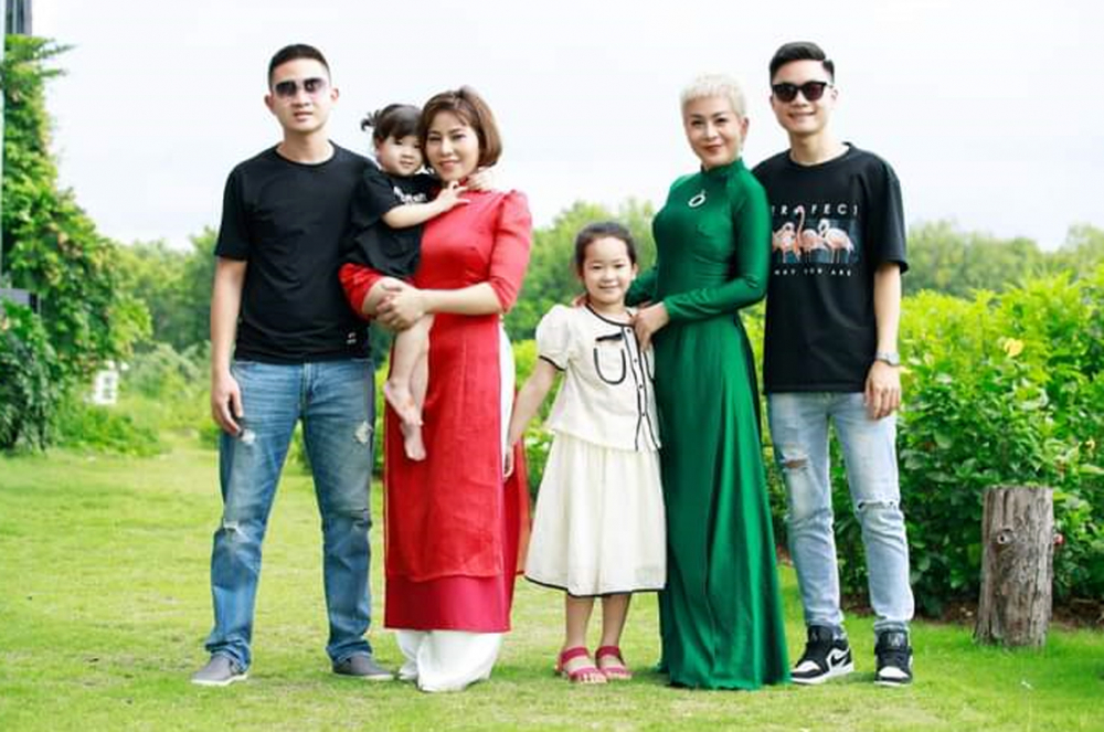 Chị Hồng Hạnh hạnh phúc với con trai, con dâu và các cháu