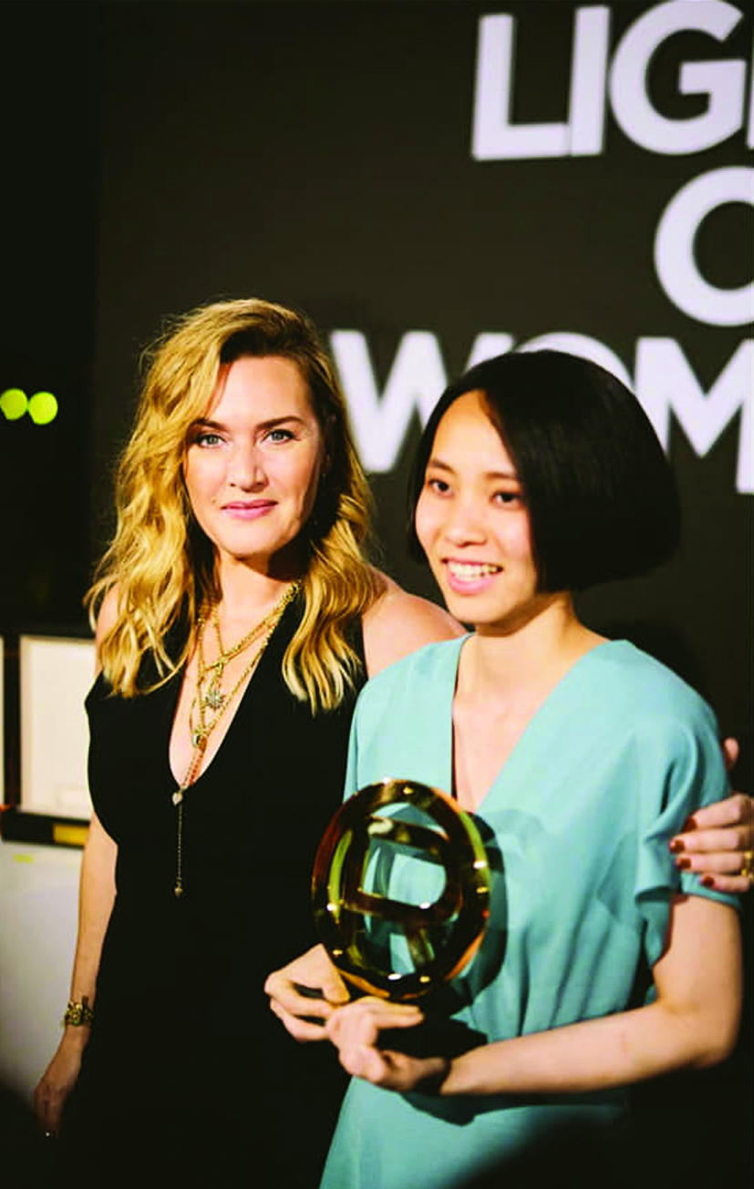 Đạo diễn Mai Vũ nhận giải thưởng từ diễn viên Kate Winslet