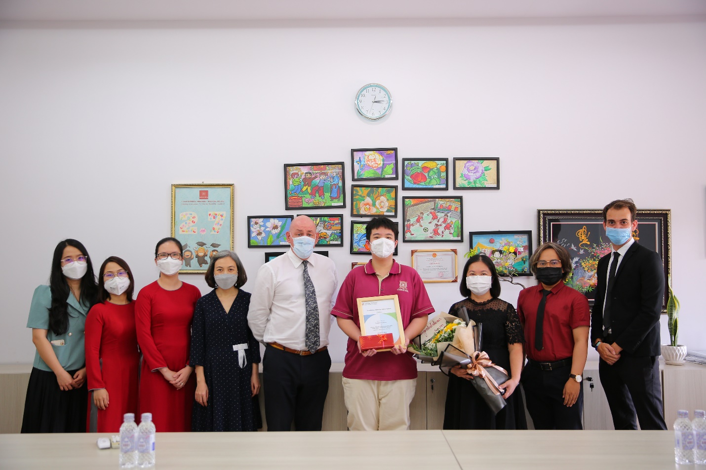 Trương Quang Phước (giữa) với thành tích cao nhất Quốc gia - “Top In Country” cho môn Toán, kỳ thi IGCSE - Ảnh: VAS