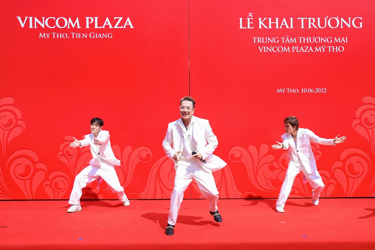 Ca sĩ Lou Hoàng gây ấn tượng với các ca khúc sôi động tại Vincom Plaza Mỹ Tho, Tiền Giang - Ảnh: Vincom