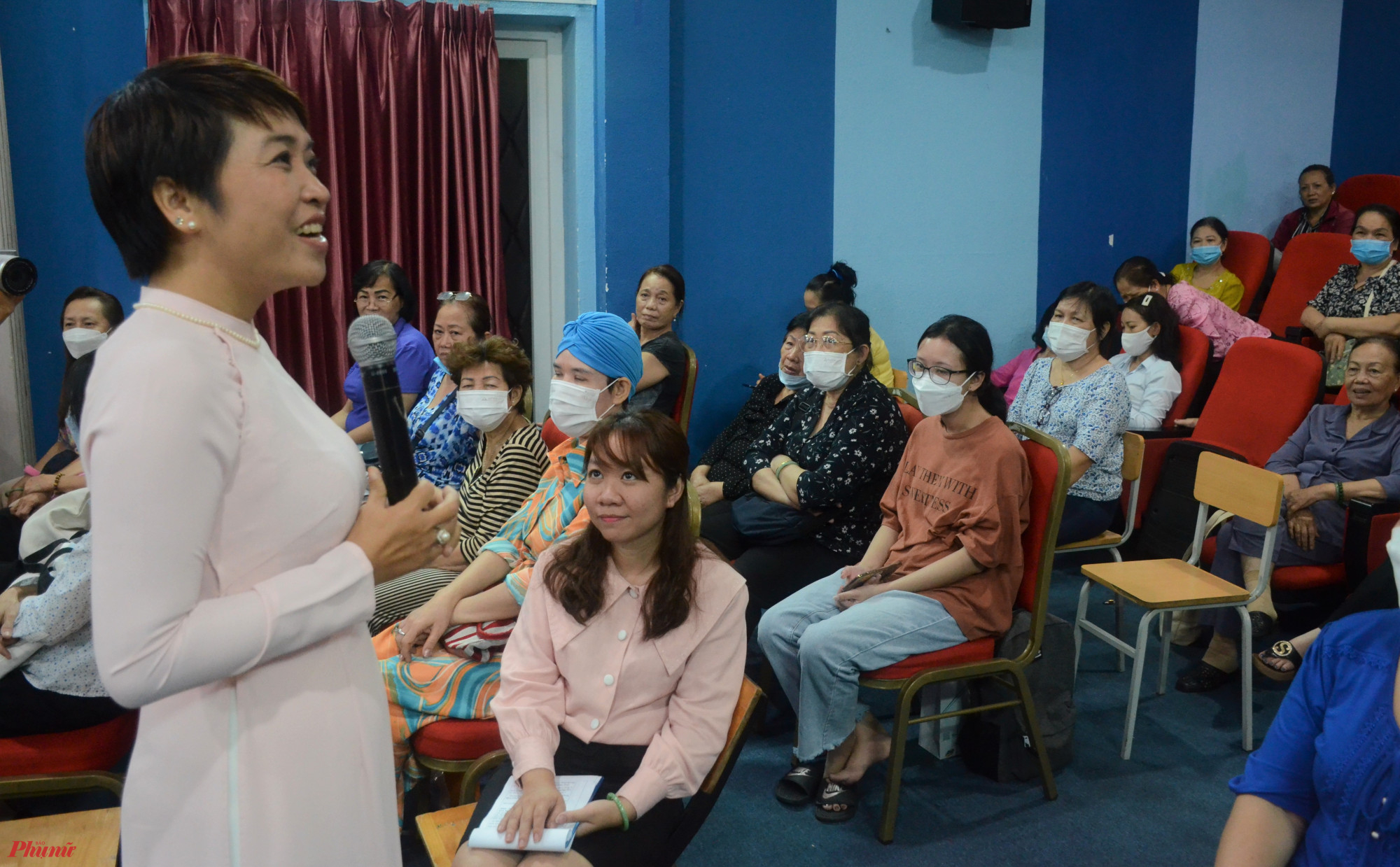 Tiến sĩ tâm lý Lê Thị Linh Trang - Học viện Cán bộ TPHCM nói chuyện tại buổi chuyên đề 