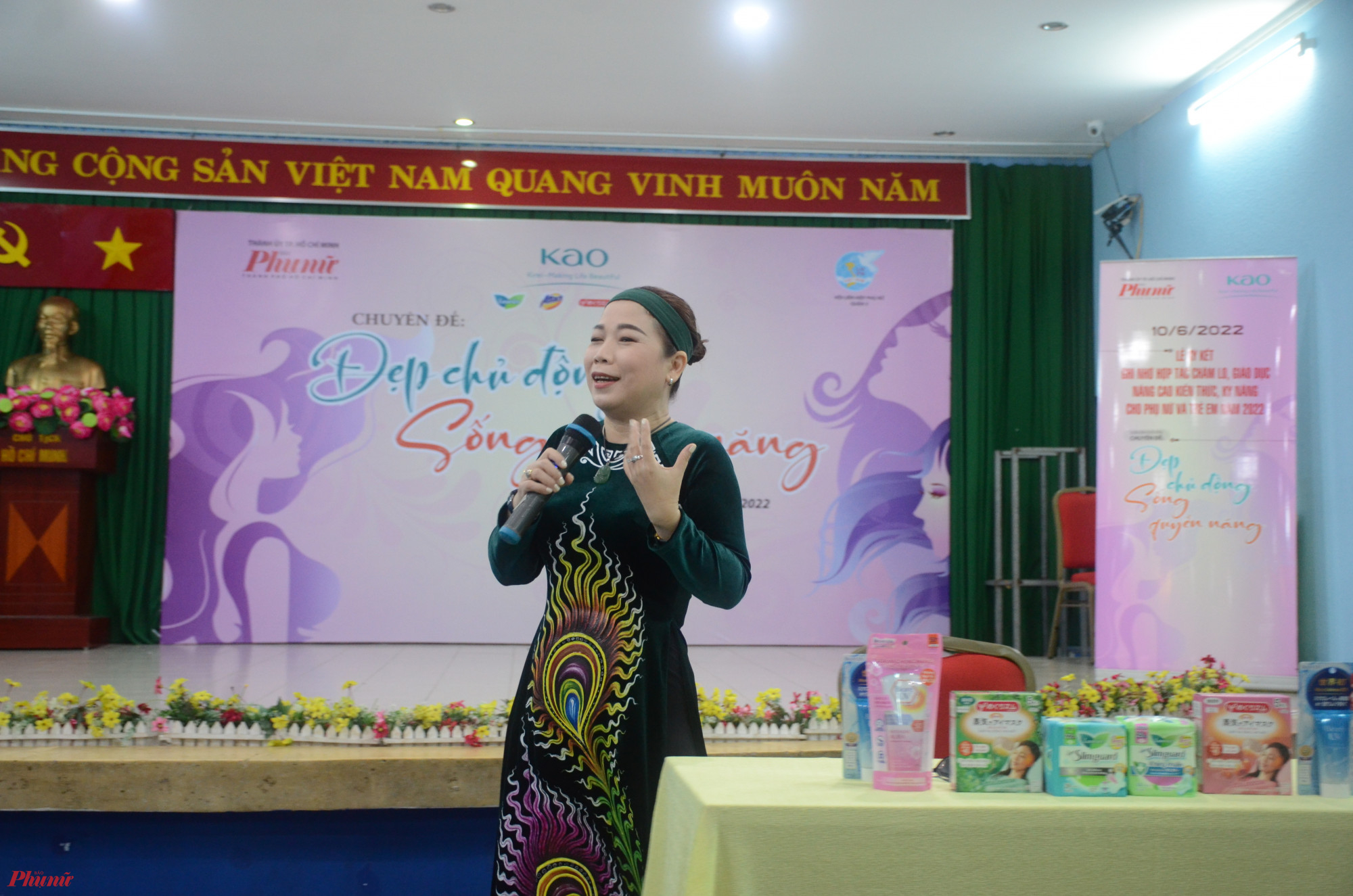 cô Lê Thị Thu Hằng, giáo viên Nhà Văn hóa Phụ nữ TPHCM nói chuyện, tư vấn cách chăm sóc da, sắc đẹp cho phụ nữ 