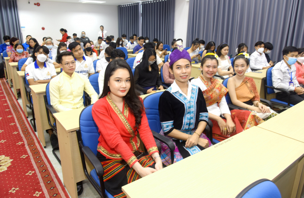 Các nữ sinh viên Lào - Campuchia tại buổi giao lưu.