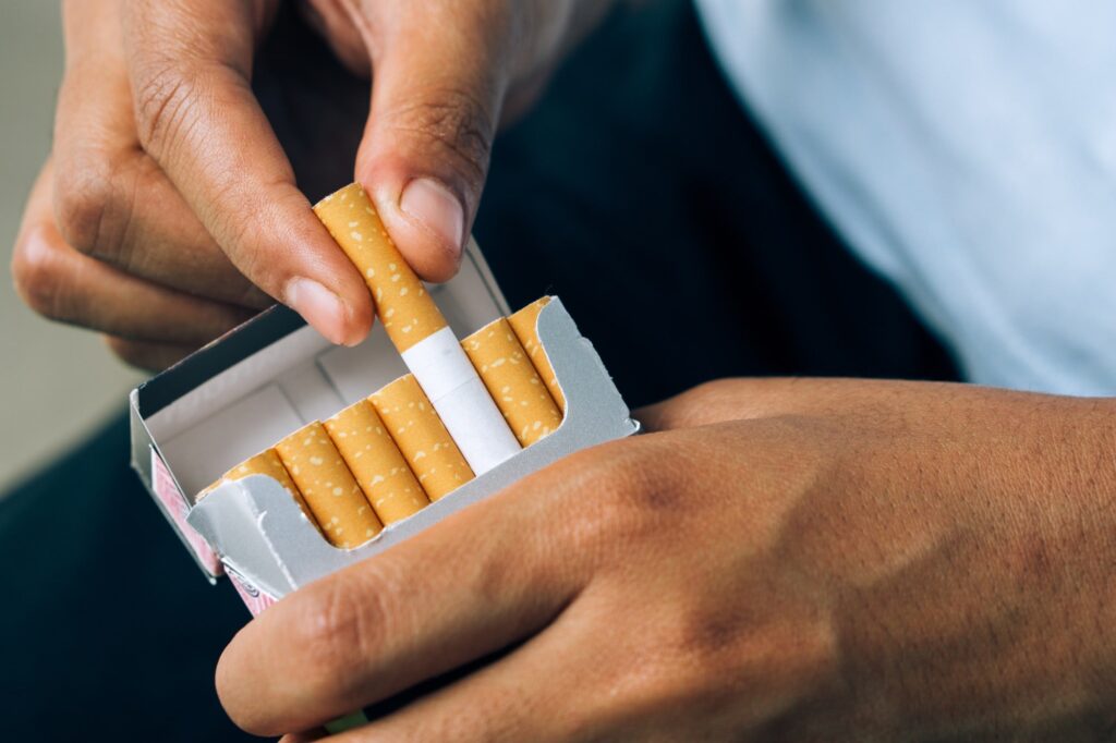 Canada là nước đầu tiên trên thế giới đề xuất in cảnh báo tác hại của thuốc lá trên từng điếu thuốc