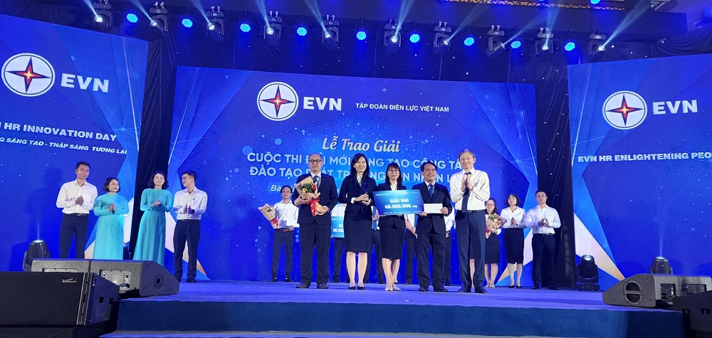 Tổng giám đốc EVN Trần Đình Nhân trao giải Nhì cuộc thi “Ý tưởng sáng tạo công tác đào tạo phát triển nguồn nhân lực EVN” cho đội thi EVNHCMC - Ảnh: Ngọc Thuận