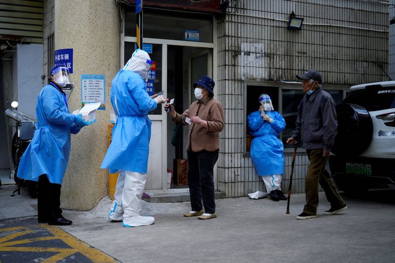 Cư dân ở một khu chung cơ tại Thượng Hải đang được nhân viên y tế đến tận nhà thực hiện xét nghiệm nhanh COVID-19 - Ảnh: Reuters