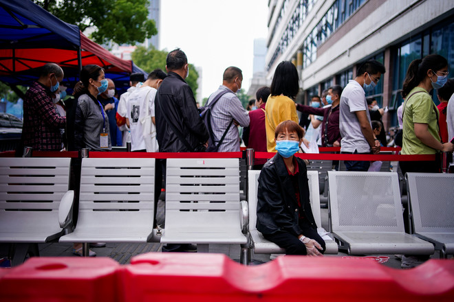 Xét nghiệm bắt buộc đại trà đang gây nên áp lực về tài chính cho tầng lớp người dân lao động ở Trung Quốc - Ảnh: Reuters