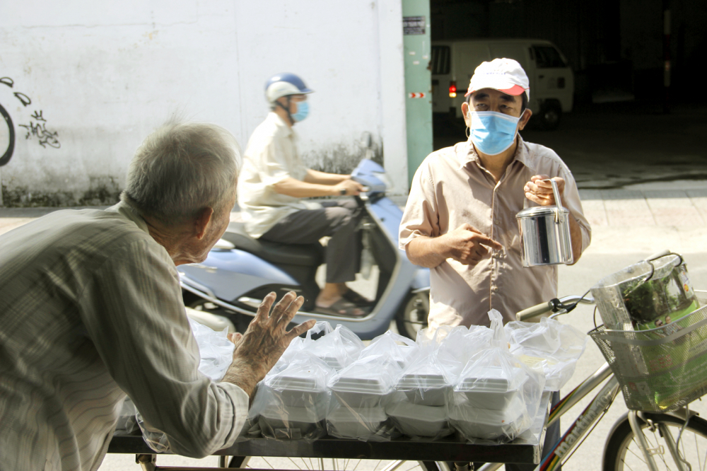 Một người đàn ông đến nhận cơm tại địa chỉ 207 Nguyễn Văn Đậu, Q.Bình Thạnh, TP.HCM