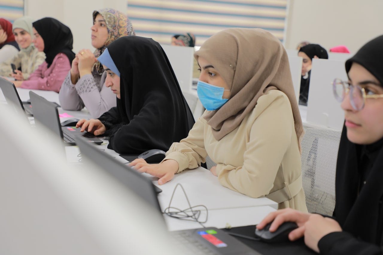 Nữ sinh viên đang theo học tại trường đại học dành cho phụ nữ đầu tiên ở Iraq - Ảnh: Al-Fanar Media