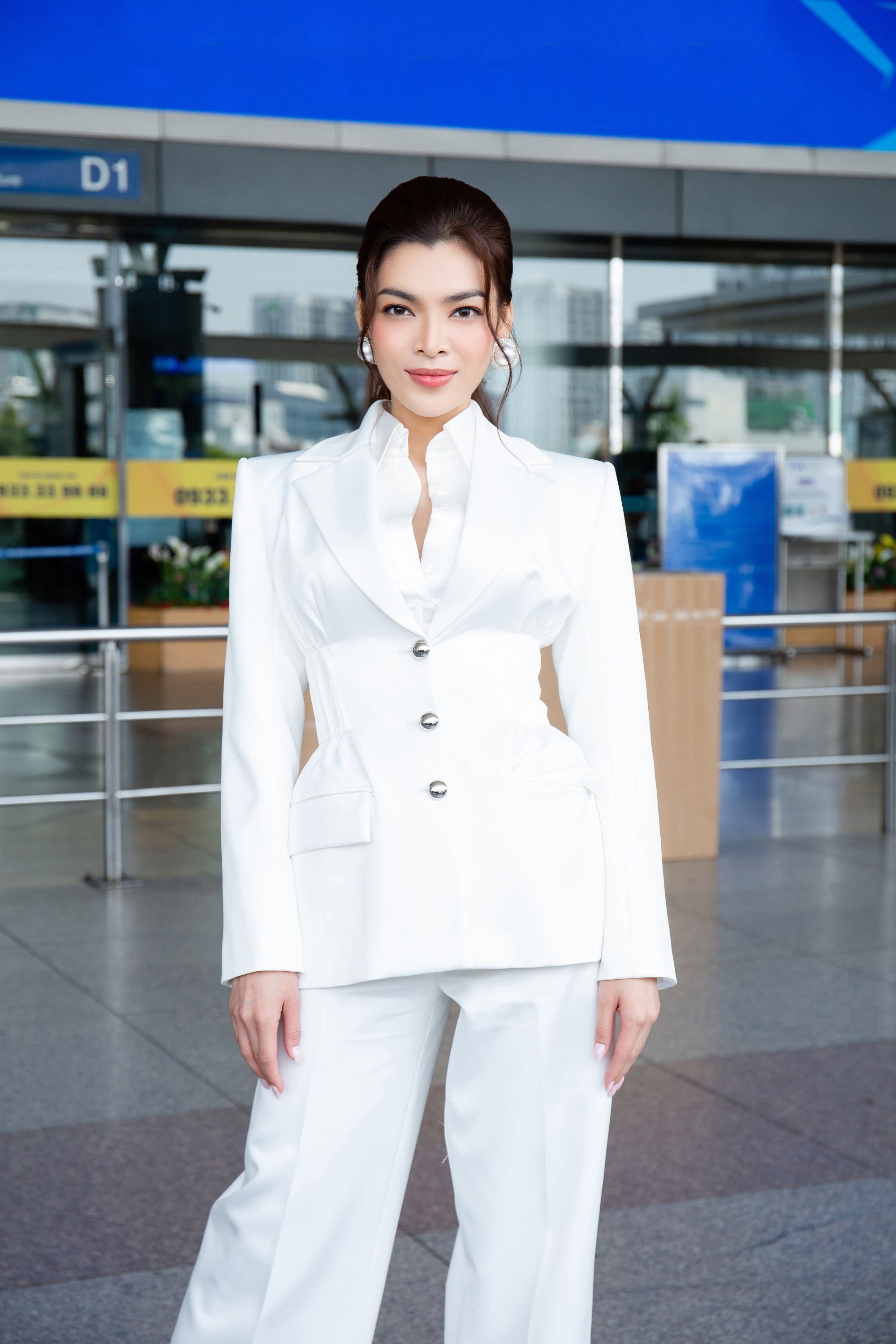 Mới đây, hoa hậu Trân Đài có mặt tại sân bay Tân Sơn Nhất để bay sang Thái Lan tham gia cuộc thi Miss International Queen 2022. Người đẹp nhận được khá nhiều lời khen về sắc vóc hoàn vóc và thần sắc tươi tắn của mình.