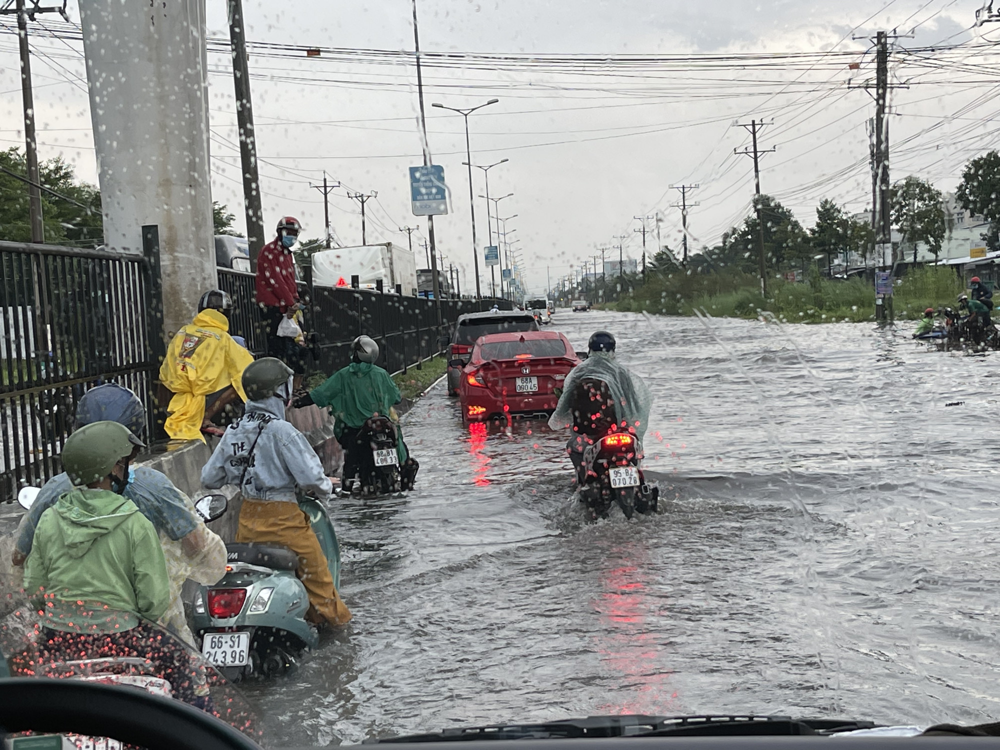 Nước mưa gây ngập lụt nặng đoạn đường quốc lộ 1A đoạn gần khu công nghiệp Hoà Phú thuộc tỉnh Vĩnh Long.