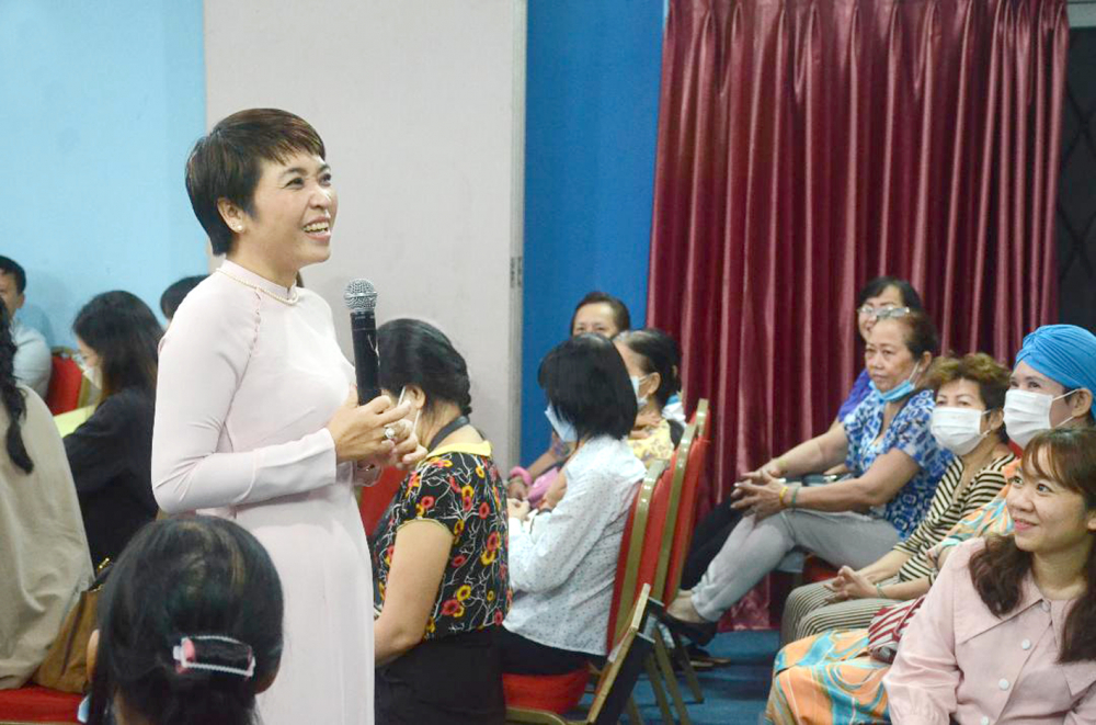 Tiến sĩ tâm lý Lê Thị Linh Trang - giảng viên Học viện Cán bộ TP.HCM trao đổi với chị em tại buổi nói chuyện chuyên đề