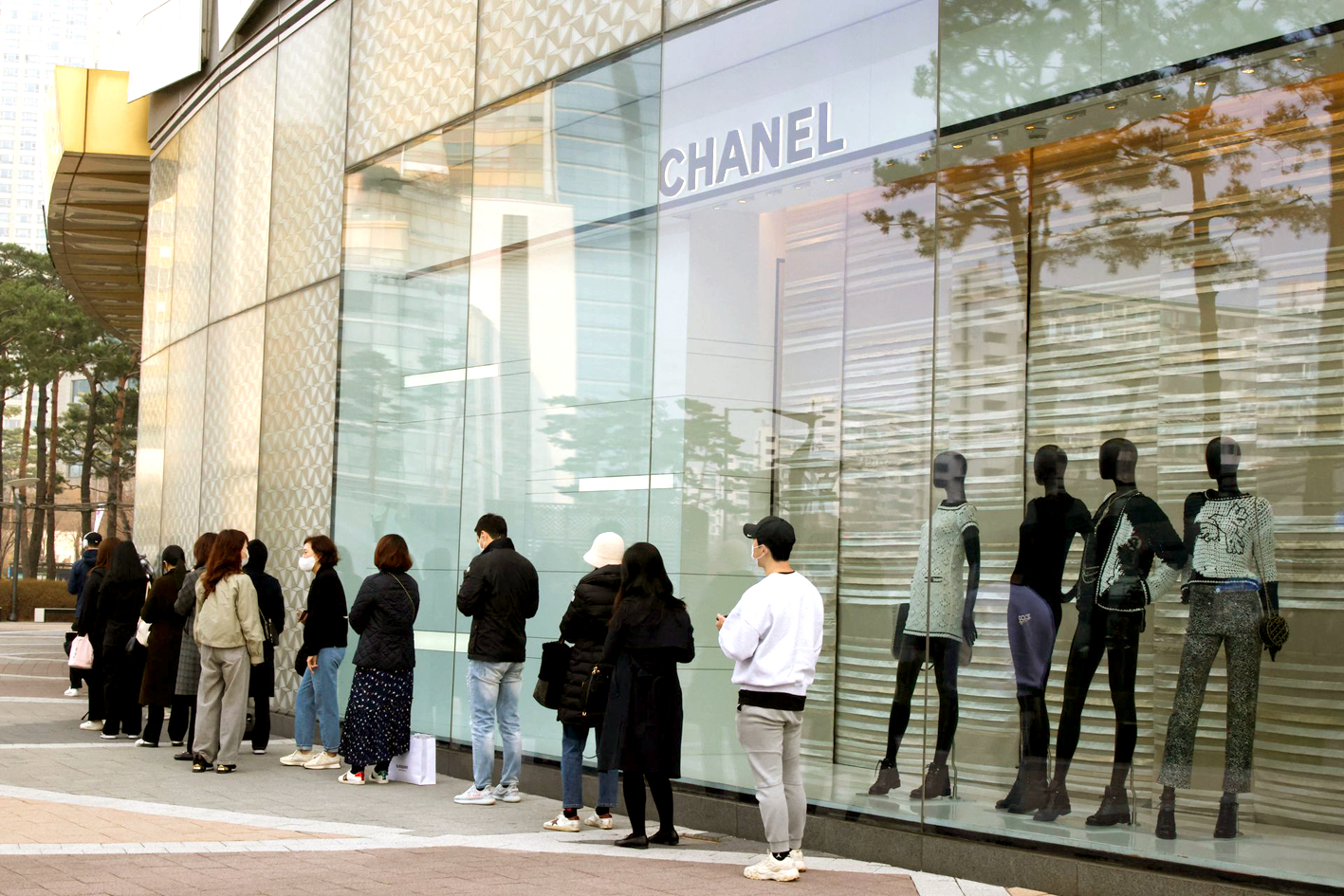 Giới trẻ Hàn Quốc xếp hàng dài bên ngoài một cửa hàng Chanel ở Seoul  chờ mua sắm