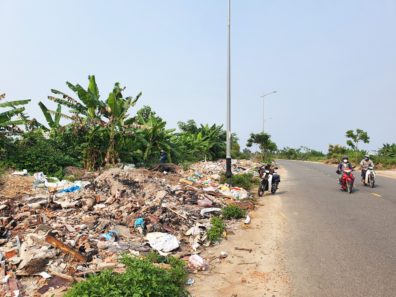 Tuyến đường Thăng Long ven sông Cẩm Lệ thường xuyên bị đổ lén rác thải xây dựng - ẢNH: ĐÌNH DŨNG