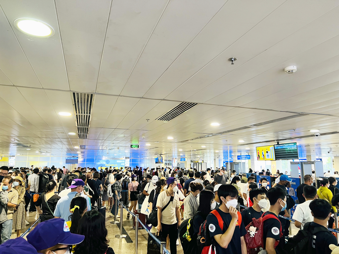 Các doanh nghiệp lữ hành cho biết giá vé máy bay tăng cao nhất trong nhóm chi phí đầu vào của ngành du lịch (trong ảnh: Sân bay Tân Sơn Nhất luôn đông nghịt hành khách vào dịp hè. Ảnh chụp vào tháng 5/2022)
