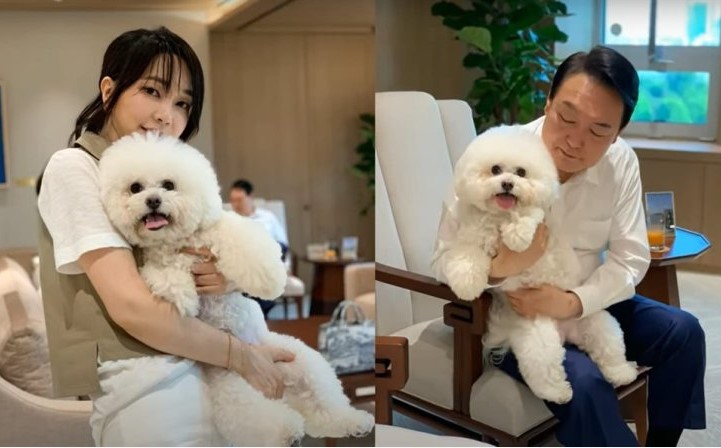 Tổng thống Yoon Suk-yeol và đệ nhất phu nhân Kim Keon-hee dành thời gian với những chú chó của họ tại văn phòng tổng thống ở Seoul, ngày 29 tháng 5. Ảnh chụp màn hình từ tài khoản Facebook của những người ủng hộ đệ nhất phu nhân Kim Keon-hee