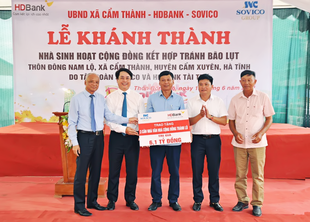 Đại diện lãnh đạo Sovico, HDBank trao tặng nhà cộng đồng cho đại diện lãnh đạo địa phương Cẩm Xuyên, Hà Tĩnh - Ảnh: HDBank