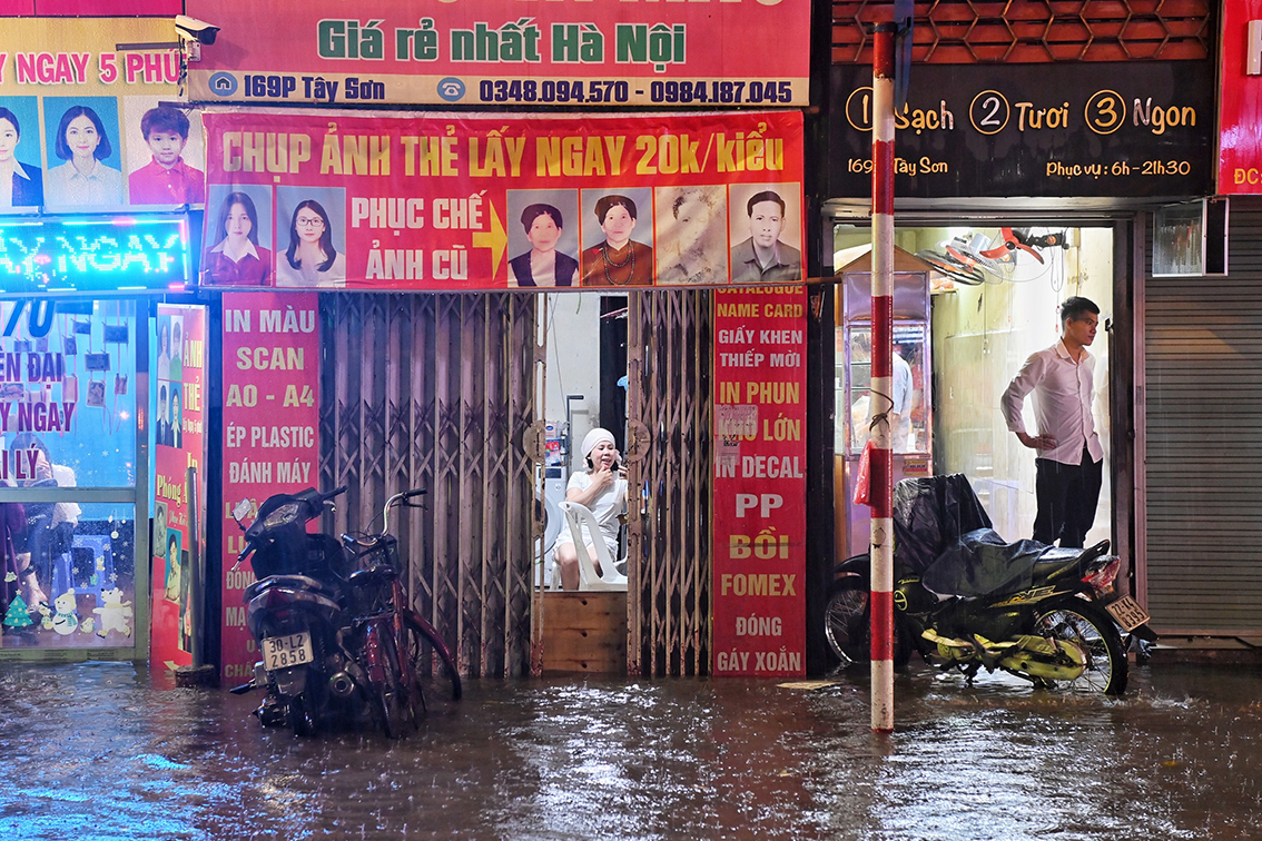 Cơn mưa khiến nhiều khu vực dân cư bị ngập sâu trong nước. Lượng mưa tập trung ở khu vực nội thành Hà Nội như Đống Đa, Hoàn Kiếm, Hai Bà Trưng.