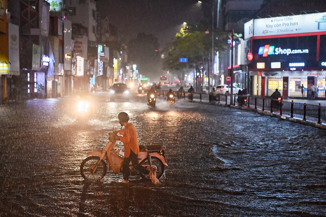 Theo ghi nhận của phóng viên Báo Phụ Nữ TPHCM, vào thời điểm ngớt mưa, gần như toàn bộ tuyến đường thuộc quận Đống Đa đã ngập nước, người dân phải chấp nhận dắt xe đoạn đường dài các tuyến phố Chùa Bộc, Tây Sơn, Thái Hà.