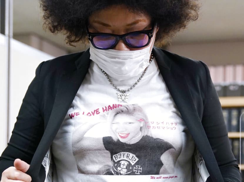 Mẹ của Kimura mặc chiếc áo hình con gái trong những đợt vận động chống tại tội phạm mạng