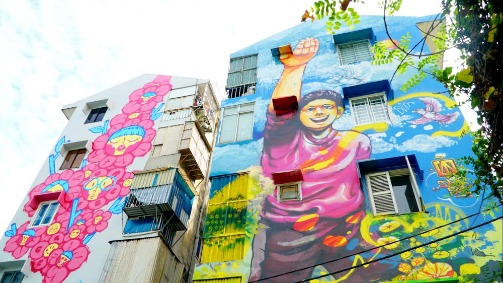 Hai tác phẩm graffiti tại một góc chung cư 1A - 1B Nguyễn Đình Chiểu, P.Đa Kao, Q.1 - ẢNH: LÊ NAM