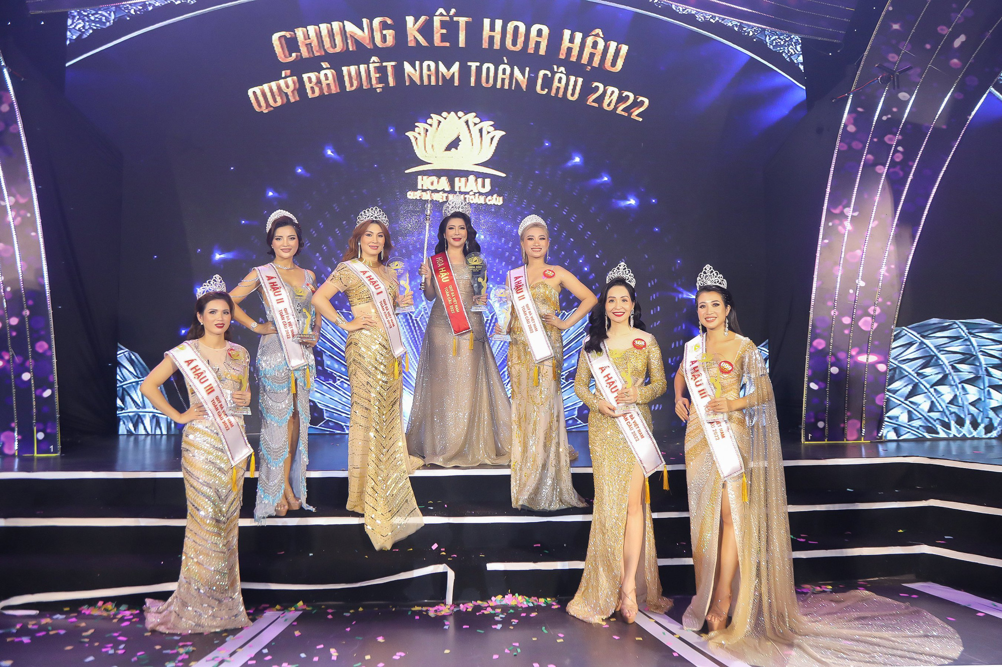 Nhóm thí sinh đạt giải trong đêm chung kết Hoa hậu Quý bà Việt Nam Toàn cầu 2022, diễn ra hồi tháng 4, tại TP Đà Nẵng