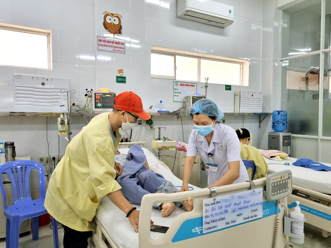 Do không còn nguồn thuốc Dextran 40 Injection nên nhiều bệnh viện ở tỉnh Đồng Nai phải dùng HES 130 để điều trị cho bệnh nhân  sốt xuất huyết nặng, có sốc (trong ảnh: Điều trị sốt xuất huyết cho trẻ ở Bệnh viện Nhi Đồng Đồng Nai) - ẢNH: GIA HUY