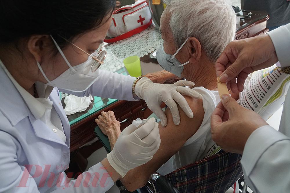 Bác sĩ Bệnh viện Lê Văn Thịnh (TP Thủ Đức) đến nhà tiêm vắc xin phòng COVID-19 cho người thuộc nhóm nguy cơ