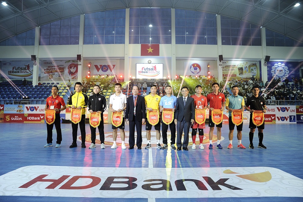 Ban tổ chức trao tặng cờ lưu niệm cho đại diện của 9 đội bóng tham dự vòng chung kết - Ảnh: HDBank