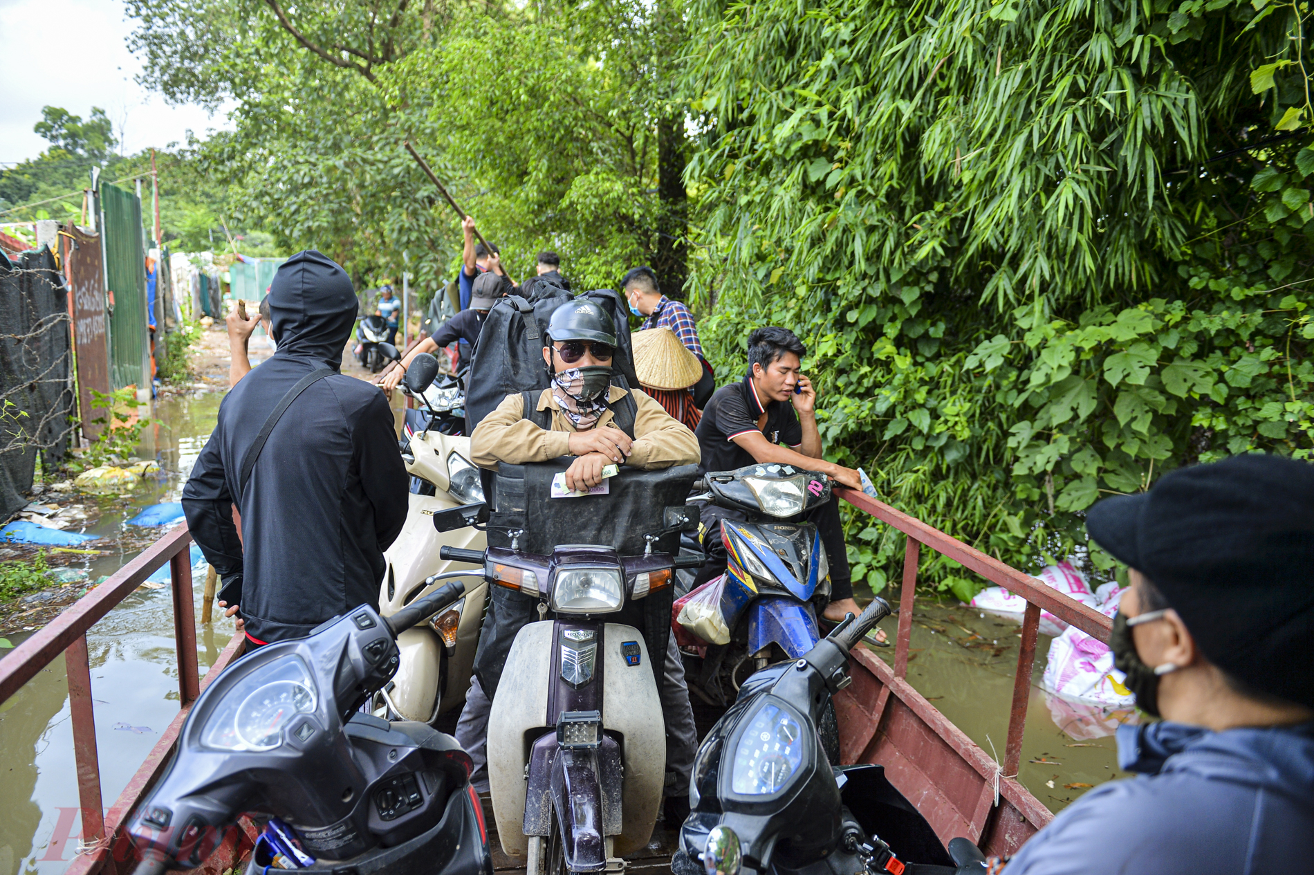 “Công việc hàng ngày của tôi là đem rau ra chợ bán, mùa nước ngập như vậy sẵn phương tiện tôi mang ra giúp người dân và cũng một phần để kiếm thêm thu nhập. Một ngày trung bình tôi chạy 10 chuyến đò, mỗi chuyến chở tối đa 10 người và 5 xe máy để đảm bảo an toàn khi di chuyển. Đoạn đường này bình thường không sao nhưng nếu ngập nước thì rất nguy hiểm vì sâu và nhiều cọc, đá bên dưới nên mỗi chuyển đò đi qua khu vực ngập này phải mất đến 15 phút  Ông Dũng cho biết thêm.