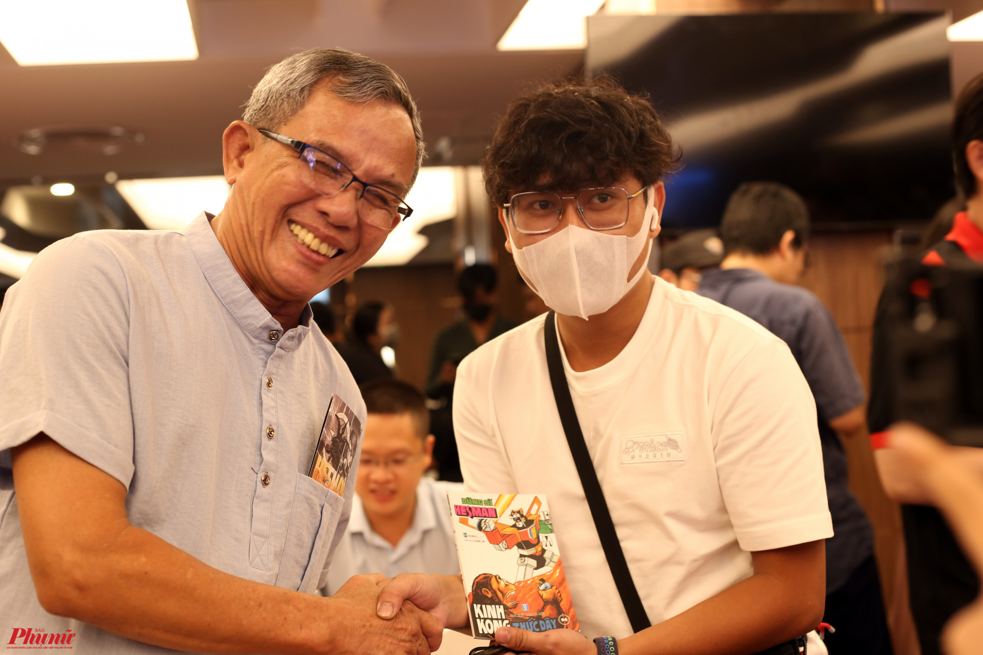 Tác giả Hùng Lâm (trái) cùng độc giả yêu mến truyện tranh.