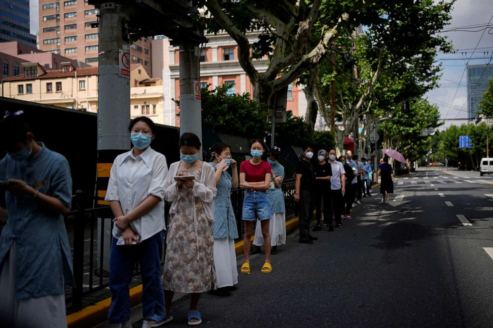 Mọi người xếp hàng để xét nghiệm axit nucleic trên một con phố, trong bối cảnh các biện pháp ngăn chặn mới ở nhiều khu vực của thành phố nhằm hạn chế sự bùng phát của COVID-19 ở Thượng Hải, Trung Quốc, ngày 11/6