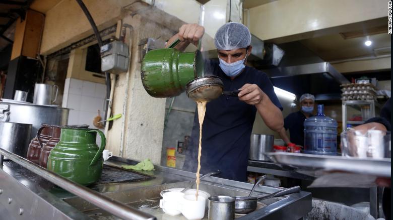 Một người đàn ông pha trà sữa tại một cửa hàng ở Islamabad, thủ đô của Pakistan.