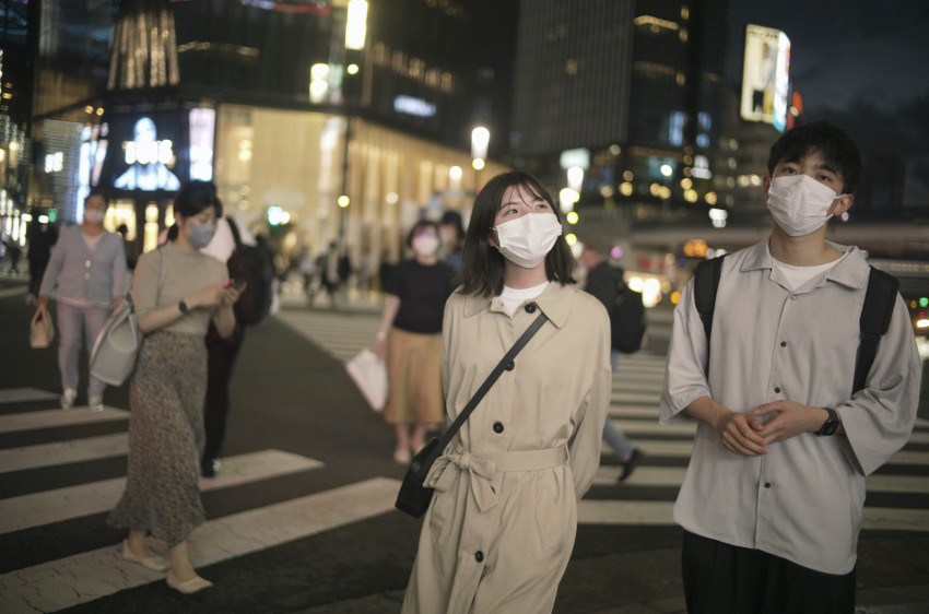 Một cặp đôi trẻ đi bộ qua ngã tư ở Ginza, Tokyo vào tháng 6/2022. (Ảnh: AP)