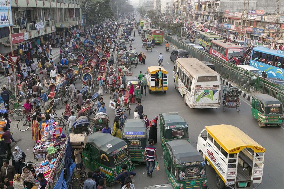 4. Dhaka, Bangladesh Thủ đô của Bangladesh là một trong những thành phố đông dân nhất thế giới.  Với những con phố bận rộn và một trung tâm thành phố không bao giờ vắng khách, Dhaka không phải là nơi cho một chuyến du ngoạn thành phố thư giãn.  Tuy nhiên, một khi du khách đã quen với năng lượng sôi sục, thủ đô có thể quyến rũ bất cứ ai bằng cây xanh tiềm ẩn, ẩm thực ngon và khung cảnh nghệ thuật thịnh vượng.  Với mật độ dân số dày đặc, các vấn đề ô nhiễm không khí của Dhaka bắt nguồn từ nhiều khí thải xe cộ, khói từ các nhà máy và sự tích tụ bụi.  