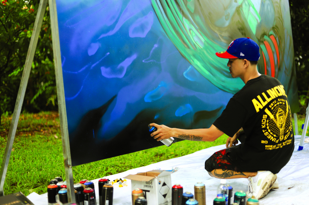 Nghệ sĩ graffiti Daos501 đang thực hiện bức vẽ khi tham gia dự án Saigon Urban Arts 2021 (Ảnh: Diễm Mi)