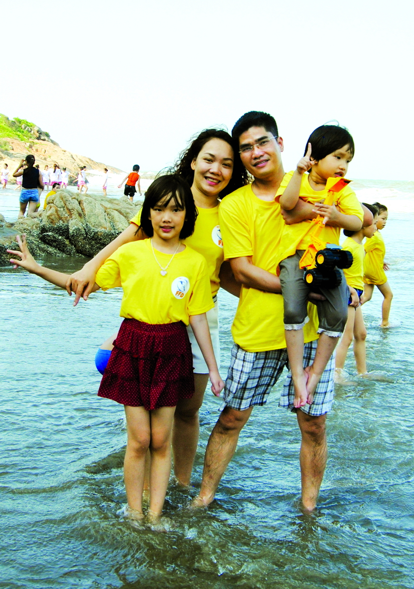 Đặng Hà Linh cùng bố mẹ và em gái
