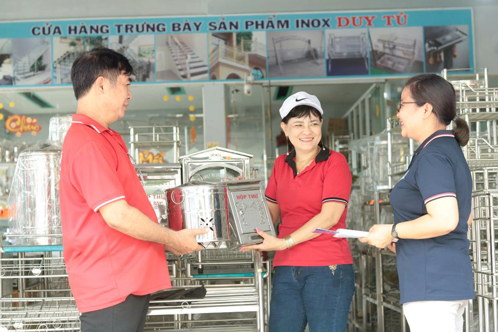 Ngoài việc quản lý cửa hàng, thỉnh thoảng chị Hoa (giữa) cũng vào xưởng phụ việc sản xuất khi có nhiều đơn hàng