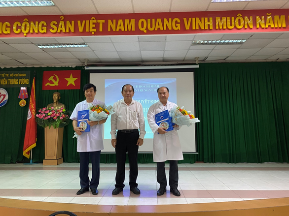 Giám đốc Sở Y tế TP.HCM Tăng Chí Thượng trao quyết định cho TS.BS Lê Thanh Chiến (trái) và BS.CKII Huỳnh Ngọc Hớn (Ảnh: Bệnh viện cung cấp