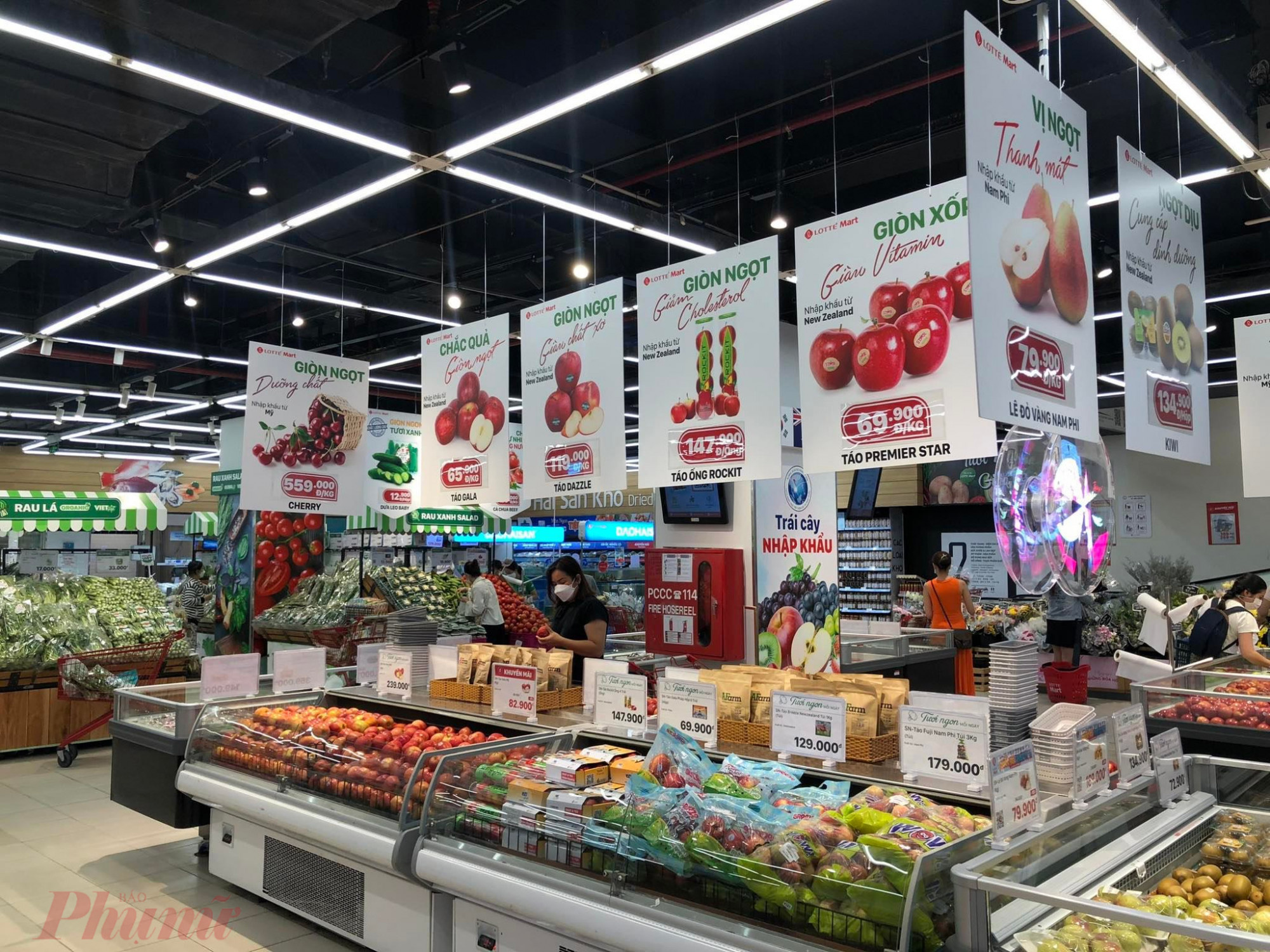 Nhiều mặt hàng tại các siêu thị được giảm giá sâu để kích cầu tiêu dùng trong tháng khuyến mại tập trung của TPHCM