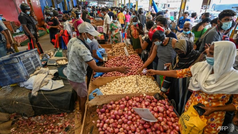 Nhiều người ở Sri Lanka đang phải vật lộn để đủ tiền mua thực phẩm khi giá cả tăng (Ảnh: AFP / ISHARA S. KODIKARA)