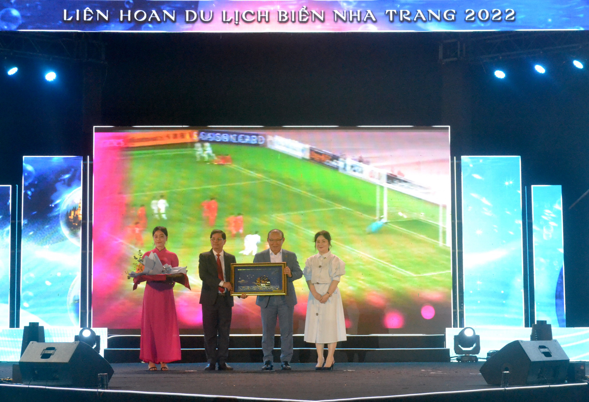Ông Nguyễn Tấn Tuân, Chủ tịch UBND tỉnh Khánh Hòa tặng quà cho ông Park Hang-Seo và phu nhân
