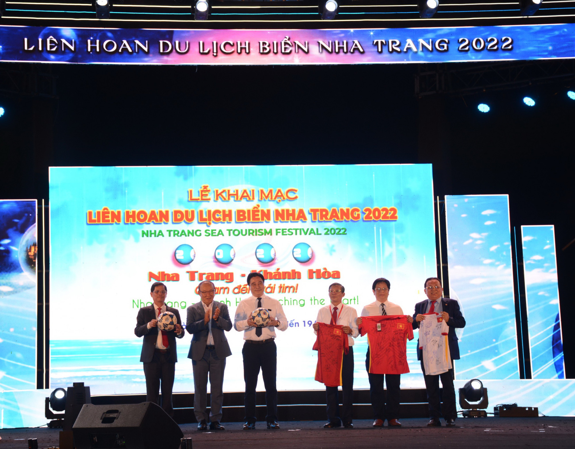 Ông Park Hang-Seo tặng quà kỷ niệm là quả bóng và áo thi đấu của đội tuyển bóng đá quốc gia Việt Nam có chữ ký của ông để dành tặng cho đại diện tỉnh Khánh Hòa