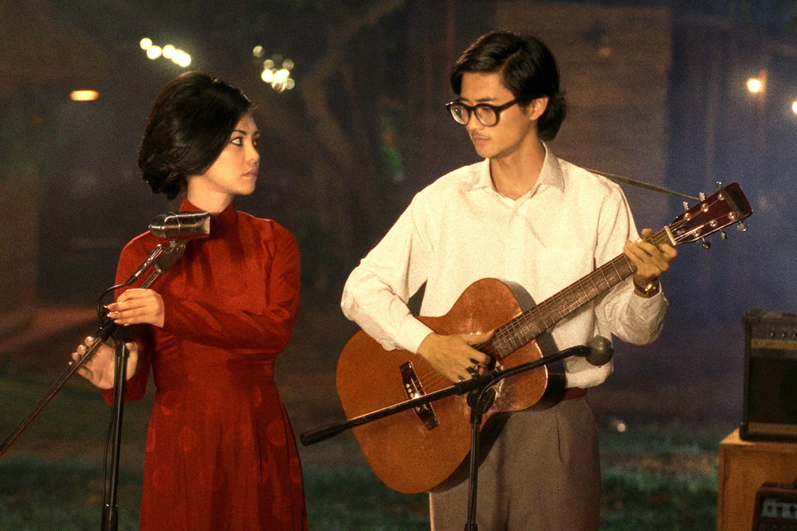 Trịnh Công Sơn (Avin Lu) và Khánh Ly (Bùi Lan Hương) đều xuất hiện trong cả hai bản phim