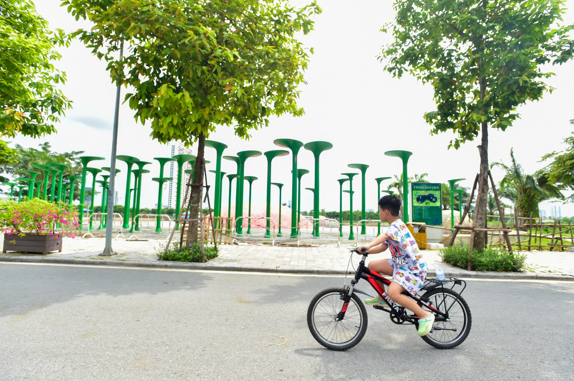Anh Bạch Hoàng Đạt (cư dân khu đô thị Dương Nội) cho biết: 'Chiều nào tôi cũng cho trẻ con đi tập thể dục quanh đây và cảm thấy rất tiếc khi công viên có nhiều hạng mục thú vị, cung cấp nhiều kiến thức bổ ích nhưng lại bỏ không phí phạm như vậy'.