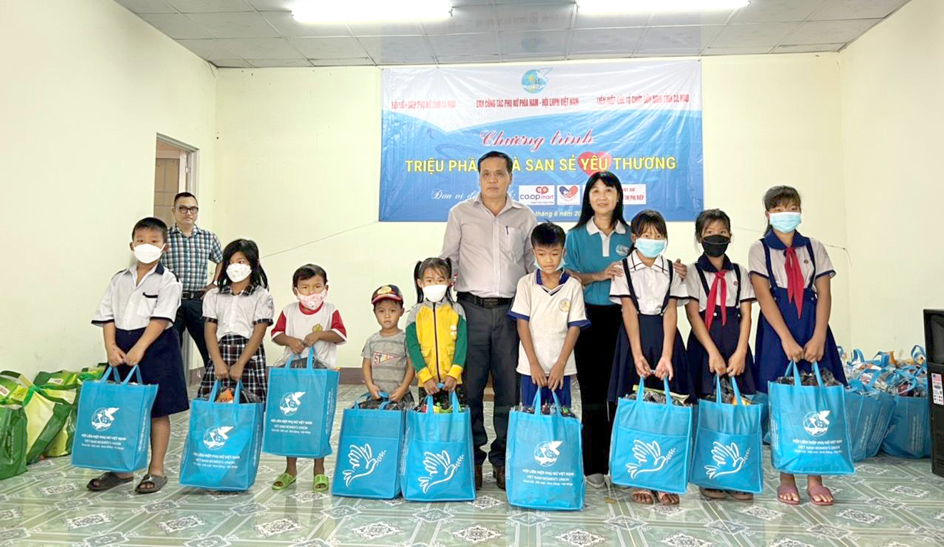 Các đơn vị tặng quà cho trẻ em xã Trần Hợi, H.Trần Văn Thời, tỉnh Cà Mau