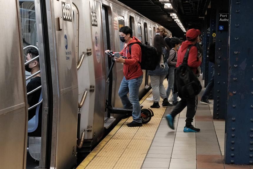 Người đàn ông thiệt mạng do quần bị kẹt trước cửa tàu điện ngầm. 